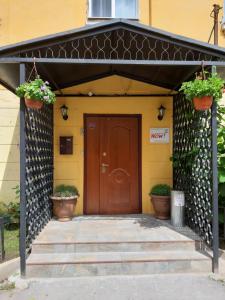 uma porta da frente de uma casa com dois vasos de plantas em WOW Hostel em Moscou