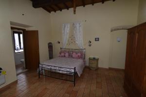 1 dormitorio con 1 cama en una habitación con ventana en Appartamento via della Posterna Spoletium, en Spoleto