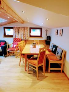 ein Esszimmer mit einem Holztisch und Stühlen in der Unterkunft Haus Silberwang in Sankt Gallenkirch