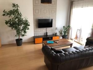 un soggiorno con un divano e un tavolino da caffè di Richie Apartment near Aquapark a Praga