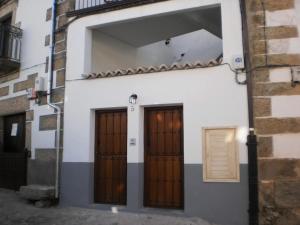 un bâtiment avec deux portes dans une ruelle dans l'établissement Apartamento Puerta Grande, à Candelario