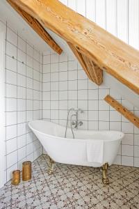 A bathroom at Sakrisøy Gjestegård - Manor House in Sakrisøy - Solbakken anno 1880