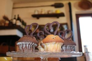 a plate of cupcakes with chocolate frosting at Bed & Breakfast Casa Lisetta in Valtopina