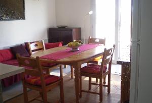 una mesa de comedor con un tazón de plátanos. en Ferienhaus nahe am Meer en Sant Lluís