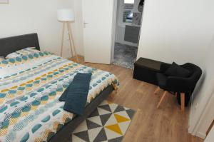 Un pat sau paturi într-o cameră la Près du Pont, Appartement 35m2 hyper centre Honfleur