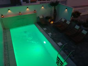Bazén v ubytovaní Bella Apartments alebo v jeho blízkosti