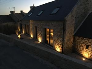 ein Haus mit seitlicher Beleuchtung in der Unterkunft Gîte de Ty Nevez, Bretagne (Santec) spa, 300 m de la plage. in Santec