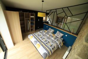 1 dormitorio con 1 cama con pared azul en Gîte de Ty Nevez, Bretagne (Santec) spa, 300 m de la plage. en Santec