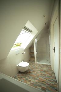 e bagno con servizi igienici e cabina doccia. di Gîte de Ty Nevez, Bretagne (Santec) spa, 300 m de la plage. a Santec