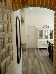 Habitación con mesa y espejo en la pared. en Old school apartment en Kaštela