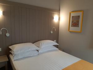 A bed or beds in a room at Agriturismo Colle Rosso