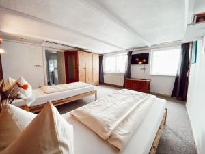 a room with three beds in it with windows at Drei Linden Herzog in Wolfenbüttel +27 photos