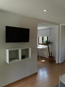 Una sala de estar con un televisor de pantalla plana en una pared. en Casa Mendes Lopes, en Celorico de Basto 42 fotos más