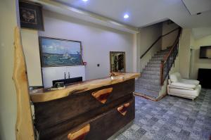 - un salon avec un escalier et un escalier dans l'établissement Hotel Baykal, à Istanbul