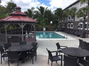 Piscina de la sau aproape de Days Inn & Suites by Wyndham Bonita Springs North Naples