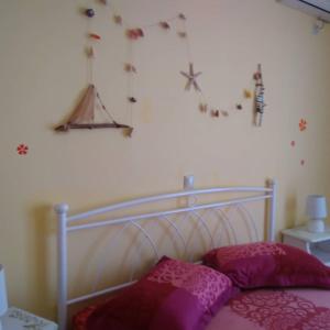 um quarto com uma cama com almofadas roxas em Villa Ladina em Lygia