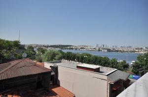 - une vue sur l'eau depuis un bâtiment dans l'établissement Hotel Baykal, à Istanbul