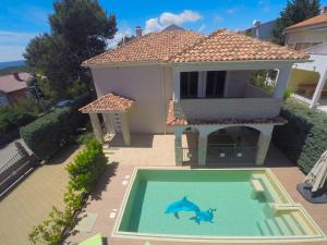 Ảnh trong thư viện ảnh của Villa KRK-4 bedrooms, 4 bathrooms with heated pool and jacuzzi, 150m from the sea ở Đảo Krk +41 ảnh