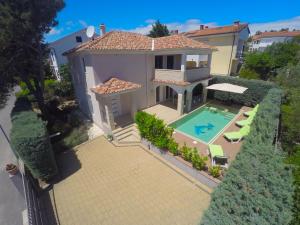 uma vista aérea de uma casa com piscina em Villa KRK em Krk