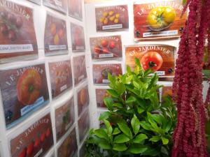 eine Wand voller Bücher über Obst und Gemüse in der Unterkunft Chambres d'Hôtes La Turone in Cheillé