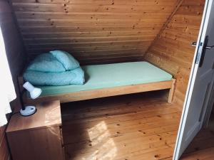 Łóżko lub łóżka w pokoju w obiekcie Domek letniskowy
