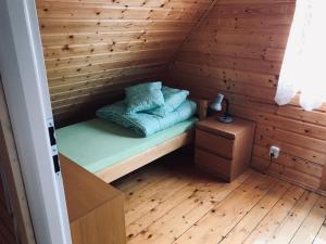 mały pokój z łóżkiem w saunie w obiekcie Domek letniskowy w Łukęcinie