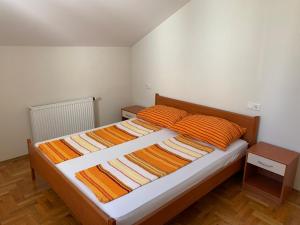 Postel nebo postele na pokoji v ubytování Apartments Dumančić