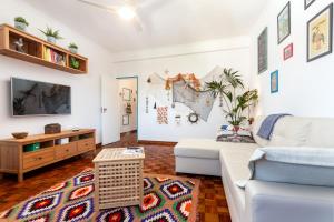 - un salon avec un canapé blanc et une télévision dans l'établissement Dreamers Duplex with Seaview, à Faro