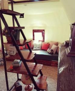 een woonkamer met een bank en een plank bij Krka Fairytale Little Castle in Skradin