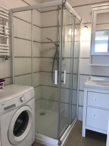 La salle de bains est pourvue d'un lave-linge et d'un lave-linge. dans l'établissement Apartament Bliżej Morza, à Kołobrzeg