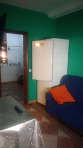 ein Schlafzimmer mit einem Bett und einer grünen Wand in der Unterkunft HABITACION LILA in Barbate