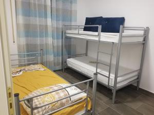 Cette chambre comprend deux lits superposés et un lit. dans l'établissement Beach Veranda Home, Gjiri i Lalzit, à Durrës