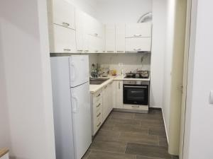 Kuchyň nebo kuchyňský kout v ubytování Beach Veranda Home, Gjiri i Lalzit