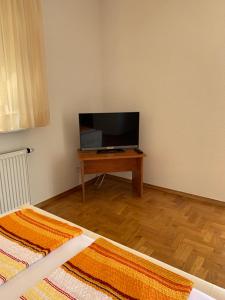 TV a/nebo společenská místnost v ubytování Apartments Dumančić