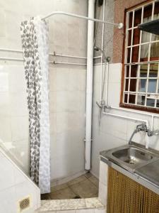 un baño con lavabo y ducha en Bungalow Catral 20 en Santa Pola, en Santa Pola