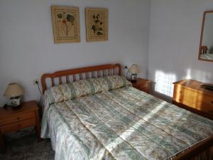 1 dormitorio con 1 cama, 2 vestidores y 2 lámparas en Bungalow Catral 20 en Santa Pola, en Santa Pola