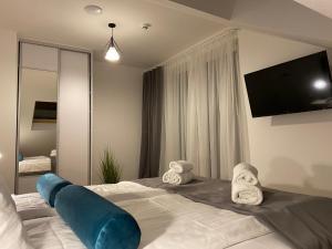 una camera da letto con un letto grande con asciugamani sopra di Villa Rasmus a Kołobrzeg
