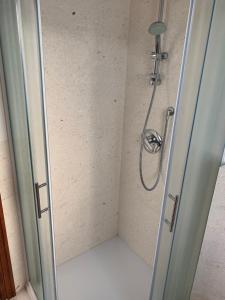 eine Dusche im Bad mit Glastür in der Unterkunft Apartments Dumančić in Biograd na Moru