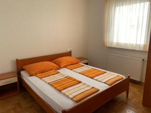 Postel nebo postele na pokoji v ubytování Apartments Dumančić