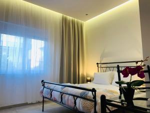 sypialnia z łóżkiem ze szklanym stołem i oknem w obiekcie Apartment Marla w mieście Rodos