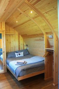 Postel nebo postele na pokoji v ubytování Cairnfold Cabins