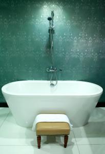 Ett badrum på Hotel Celeste Makati