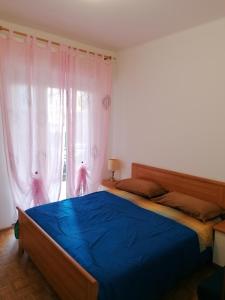 Łóżko lub łóżka w pokoju w obiekcie Ortensia - Sanremo Apartments
