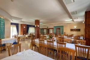 A restaurant or other place to eat at Hotel Euromare