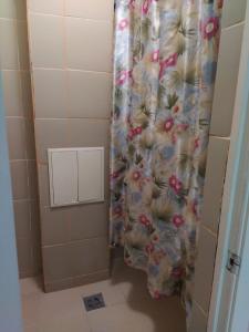 ハバロフスクにあるMini Hotel on Kirovaのバスルーム(シャワー、シャワーカーテン付)が備わります。