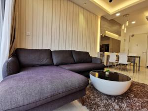 een woonkamer met een bank en een tafel bij Thermospace Silverscape A-19-01 Melaka City in Melaka