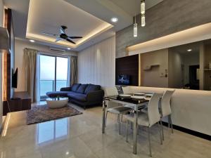 een woonkamer met een tafel en een bank bij Thermospace Silverscape A-19-01 Melaka City in Melaka