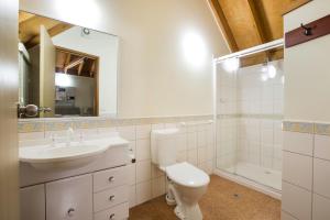Un baño con inodoro, lavabo y bañera. en Kummonin, en Dinner Plain 4 fotos más