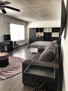 una camera con letto e divano di 3 Loft Para Tres Personascon Factura a Torreón