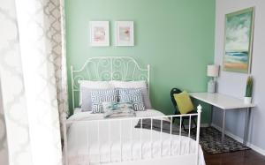 1 dormitorio con cama blanca y pared azul en Dream Catcher Travel House en Toronto